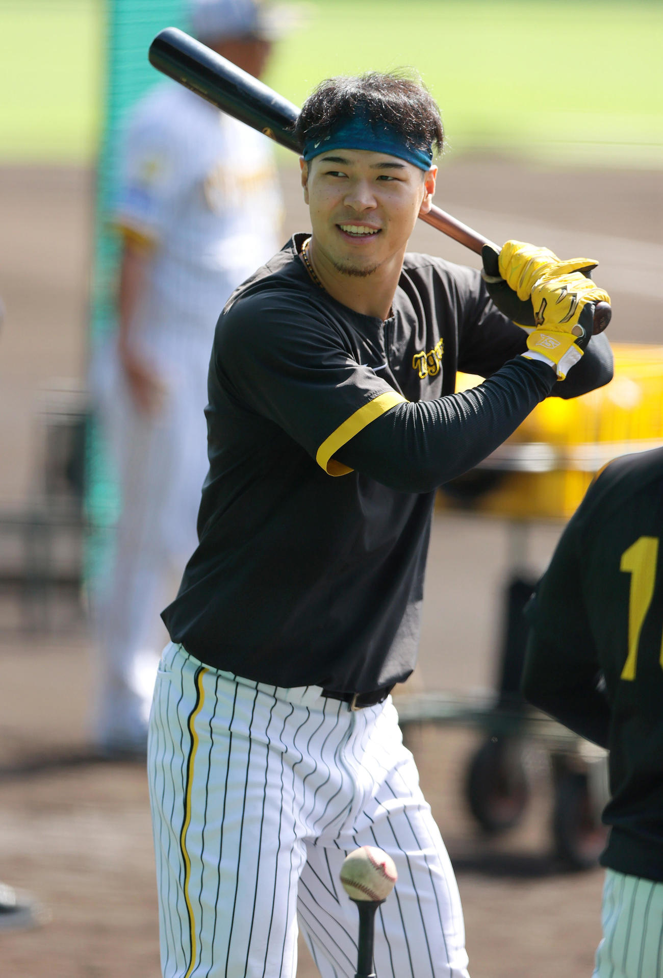 リラックスした表情でティー打撃する阪神佐藤輝（撮影・上山淳一）