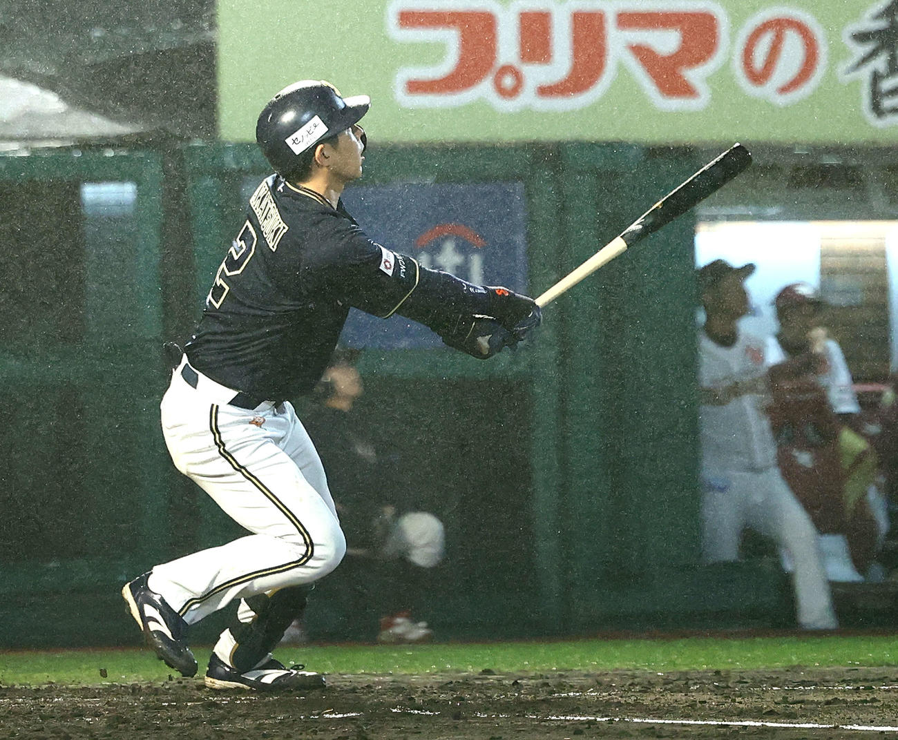 楽天対オリックス　2回表オリックス無死満塁、左越え先制満塁本塁打を放つ若月（撮影・河田真司）