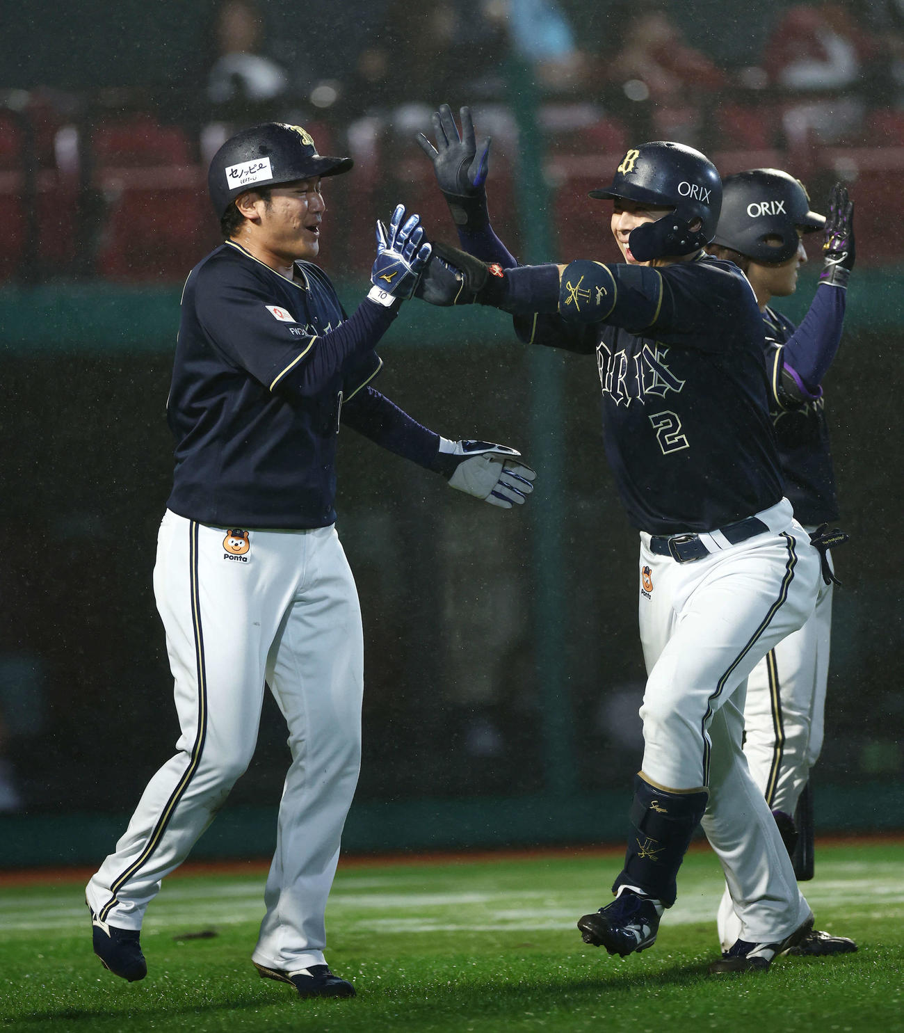 楽天対オリックス　2回表オリックス無死満塁、左越え先制満塁本塁打で生還する若月（右）（撮影・河田真司）