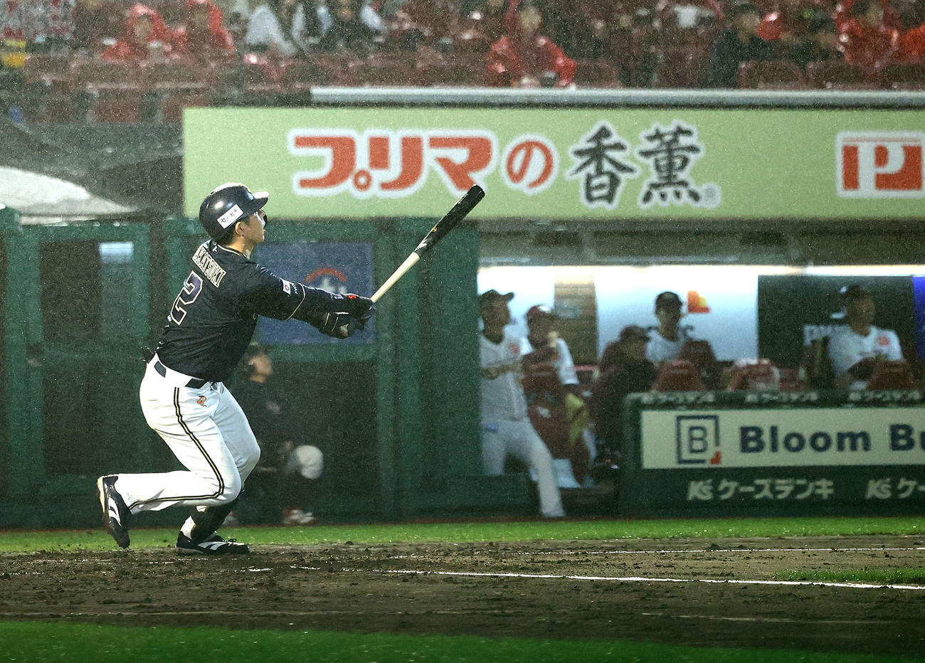楽天対オリックス　2回表オリックス無死満塁、左越え先制満塁本塁打を放つ若月（撮影・河田真司）