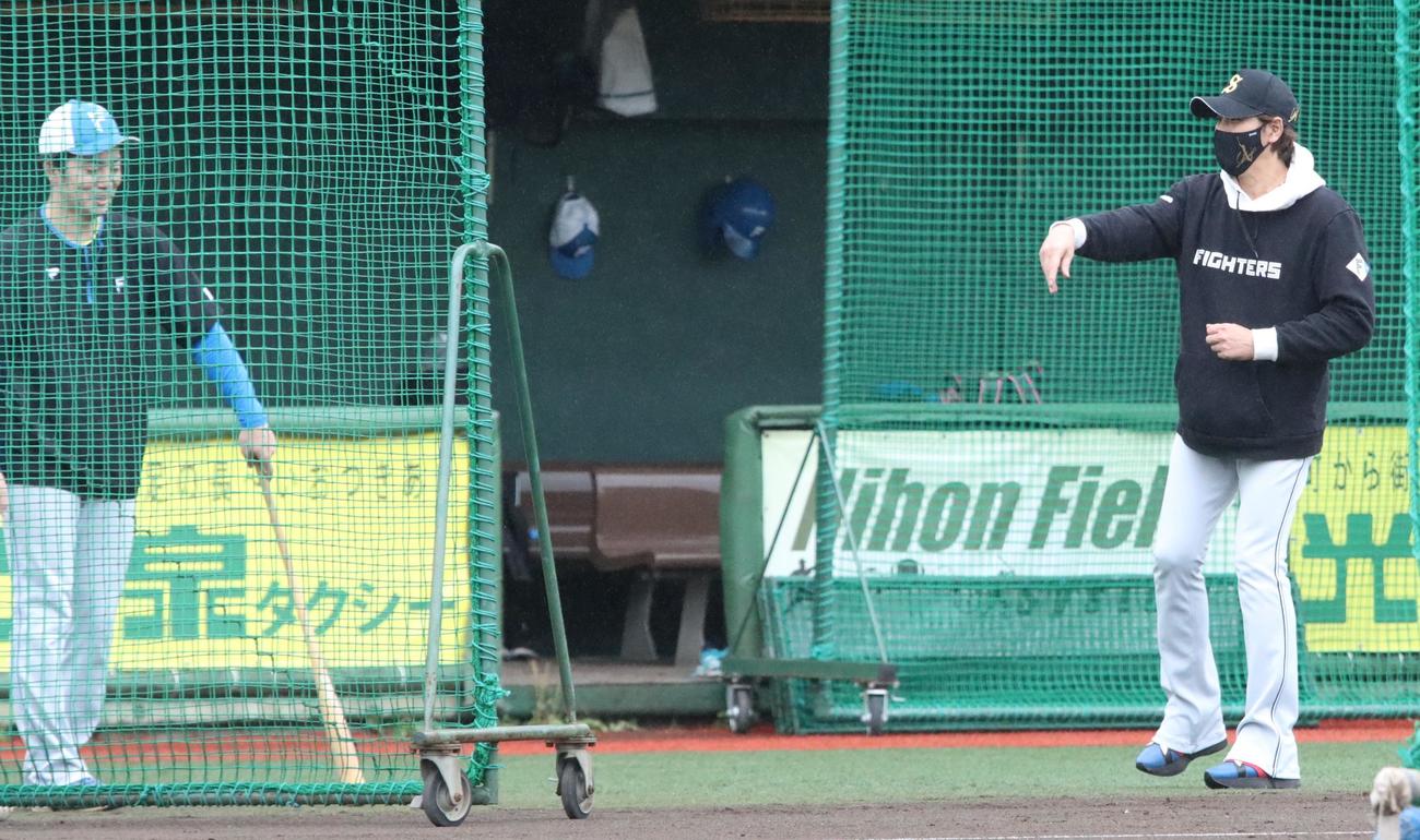 ジェスチャーを交えながら谷内コーチ（左）と話す日本ハム新庄監督（撮影・永野高輔）