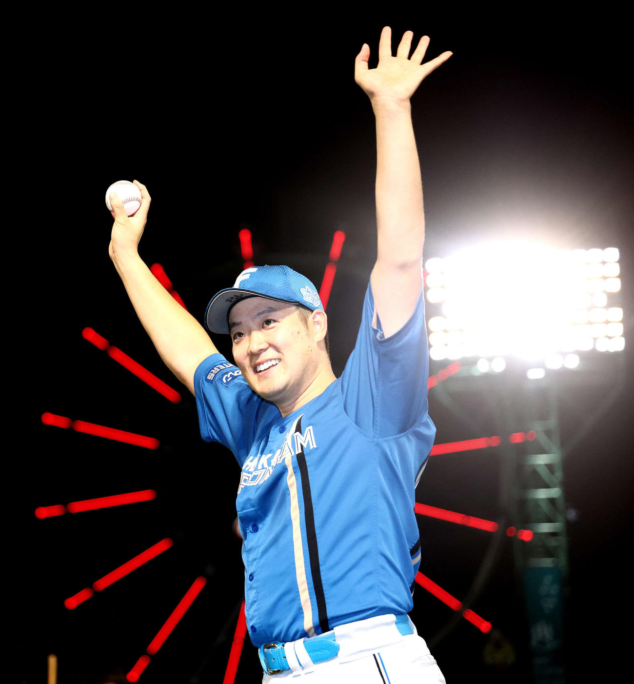 10月5日　楽天対日本ハム　楽天に勝利し、初セーブを果たし観客席からの声援に応える斎藤