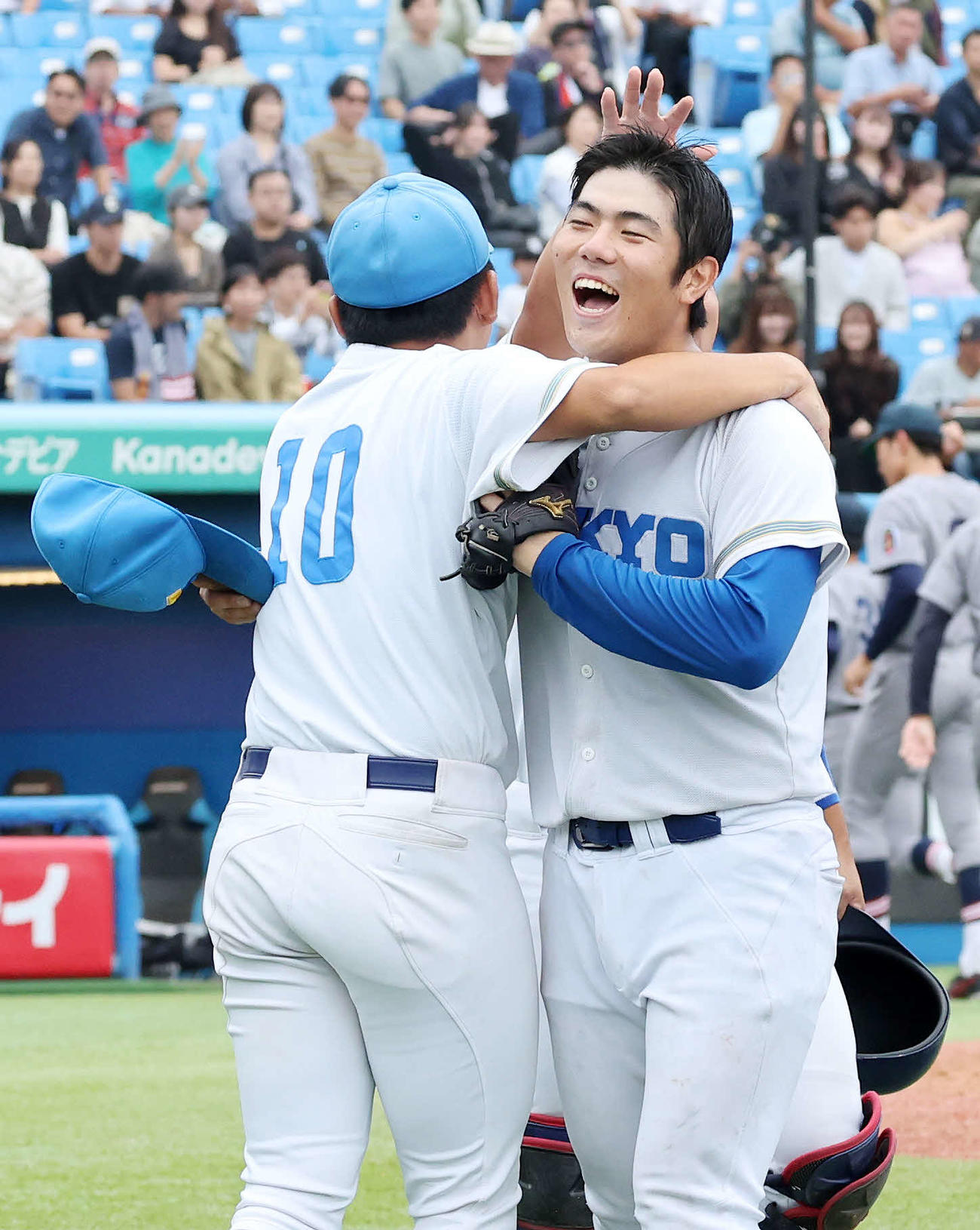 慶大対東大　完投勝利し東大・藤田（右）に抱きつかれ祝福される鈴木太（撮影・鈴木正人）