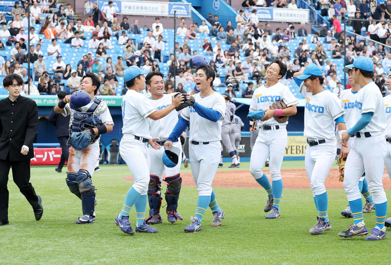 慶大対東大　完投勝利し選手たちに祝福され引き揚げる東大・鈴木太（中央）（撮影・鈴木正人）