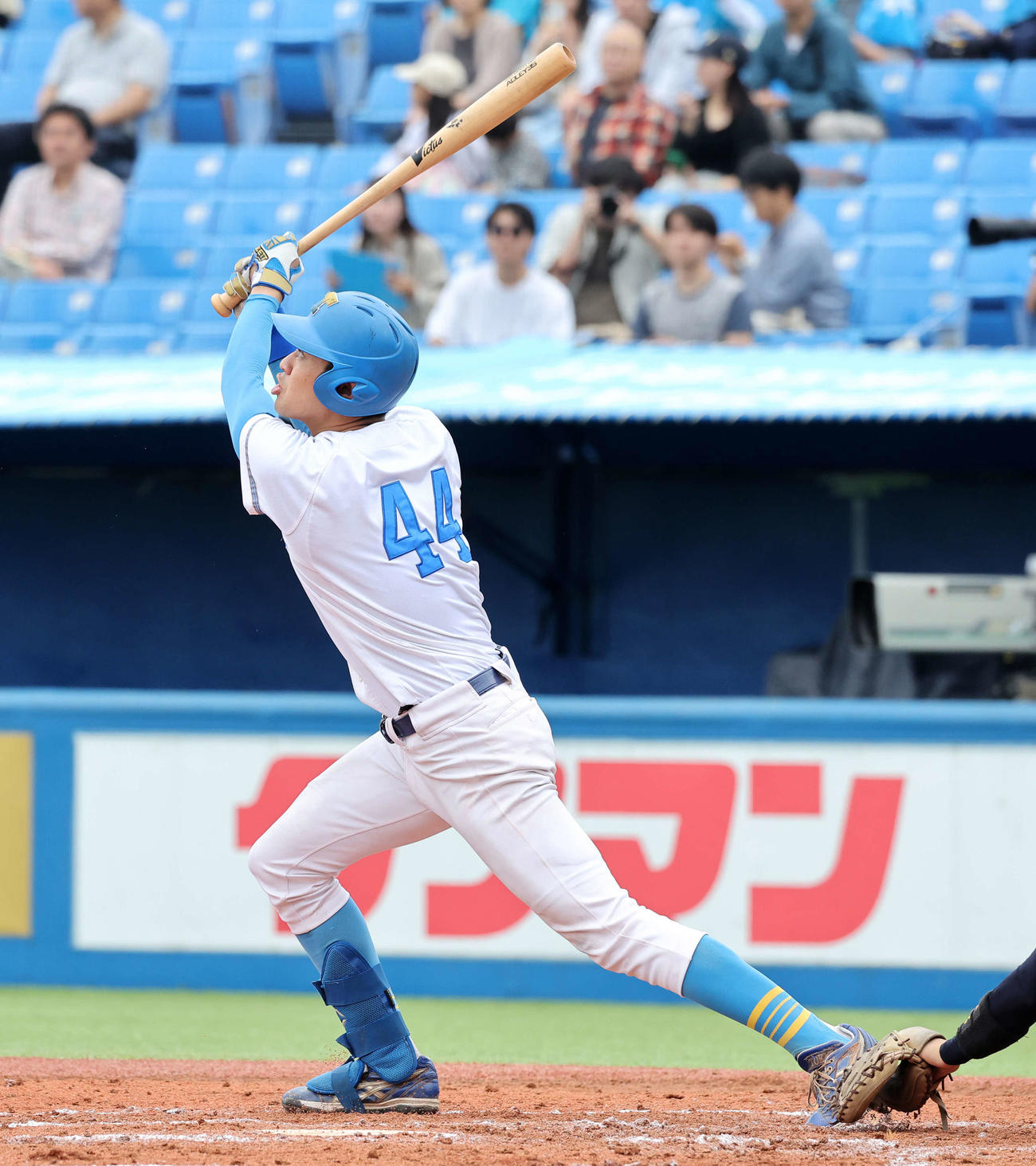 慶大対東大　4回裏東大無死一塁、中山は右前打を放つ（撮影・鈴木正人）