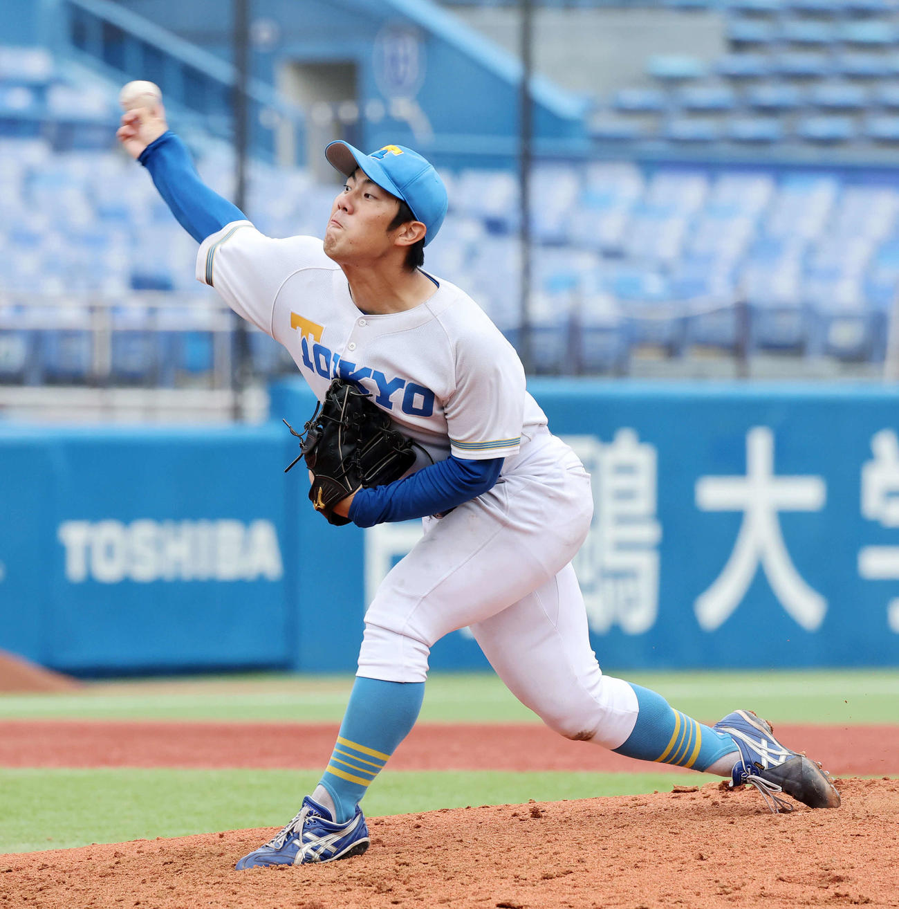 慶大対東大　力投する東大先発の鈴木太（撮影・鈴木正人）
