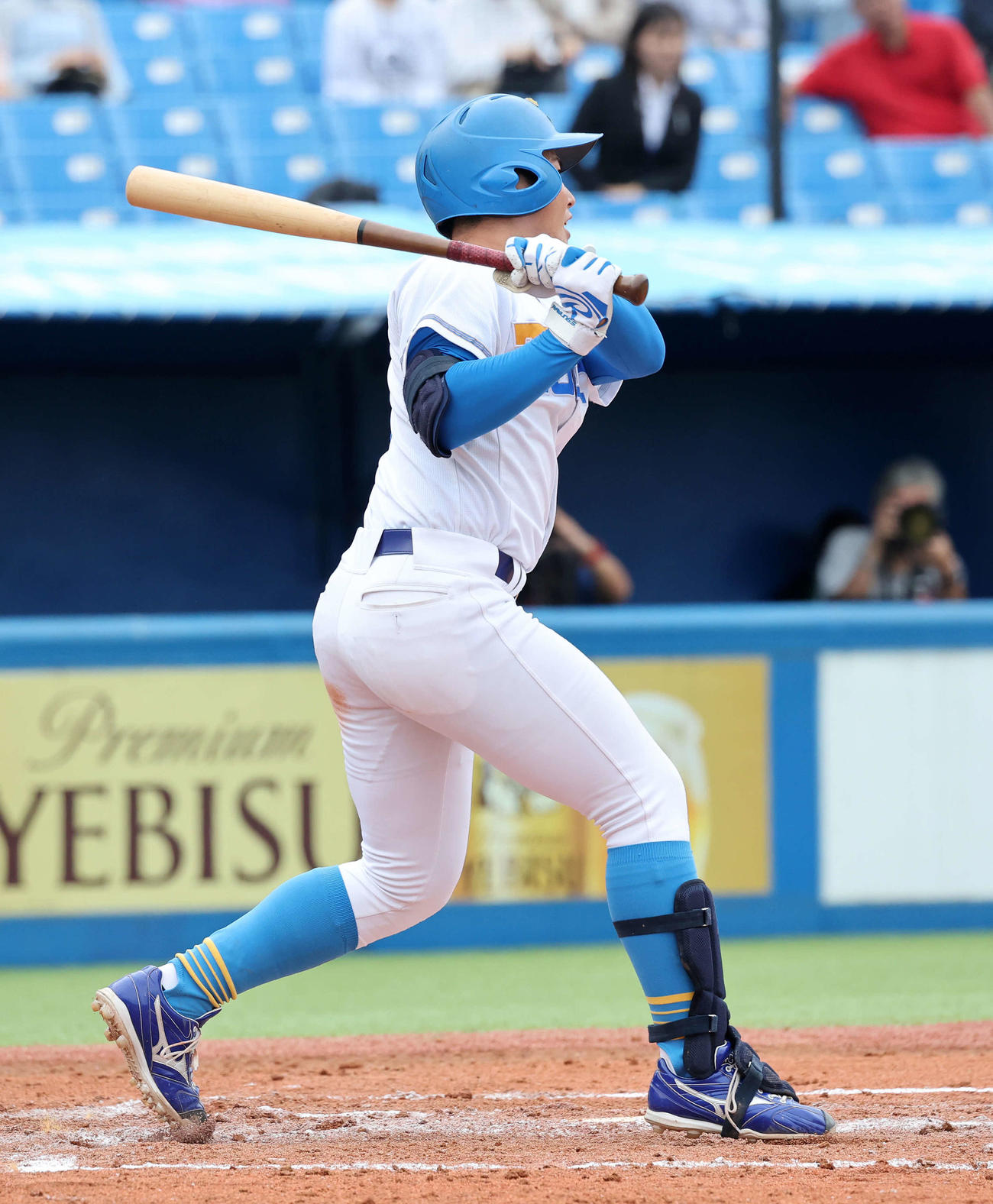 慶大対東大　7回裏東大1死一塁、山口は左前打を放つ（撮影・鈴木正人）