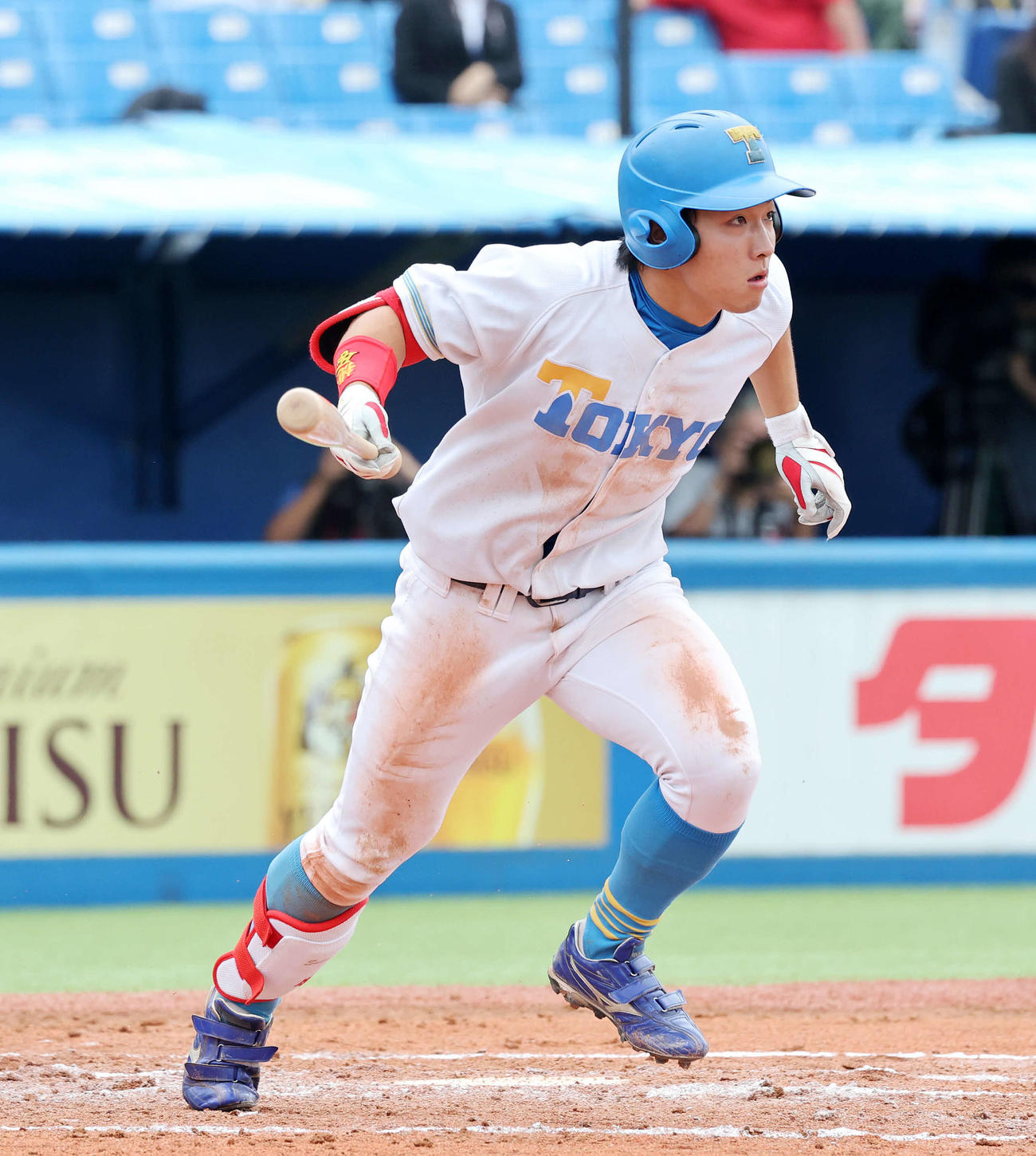 慶大対東大　7回裏東大1死、酒井は右越え二塁打を放つ（撮影・鈴木正人）