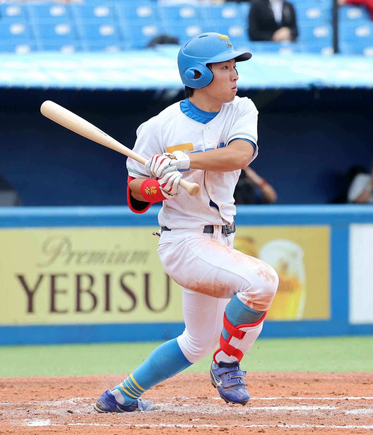 慶大対東大　7回裏東大1死、酒井は右越え二塁打を放つ（撮影・鈴木正人）