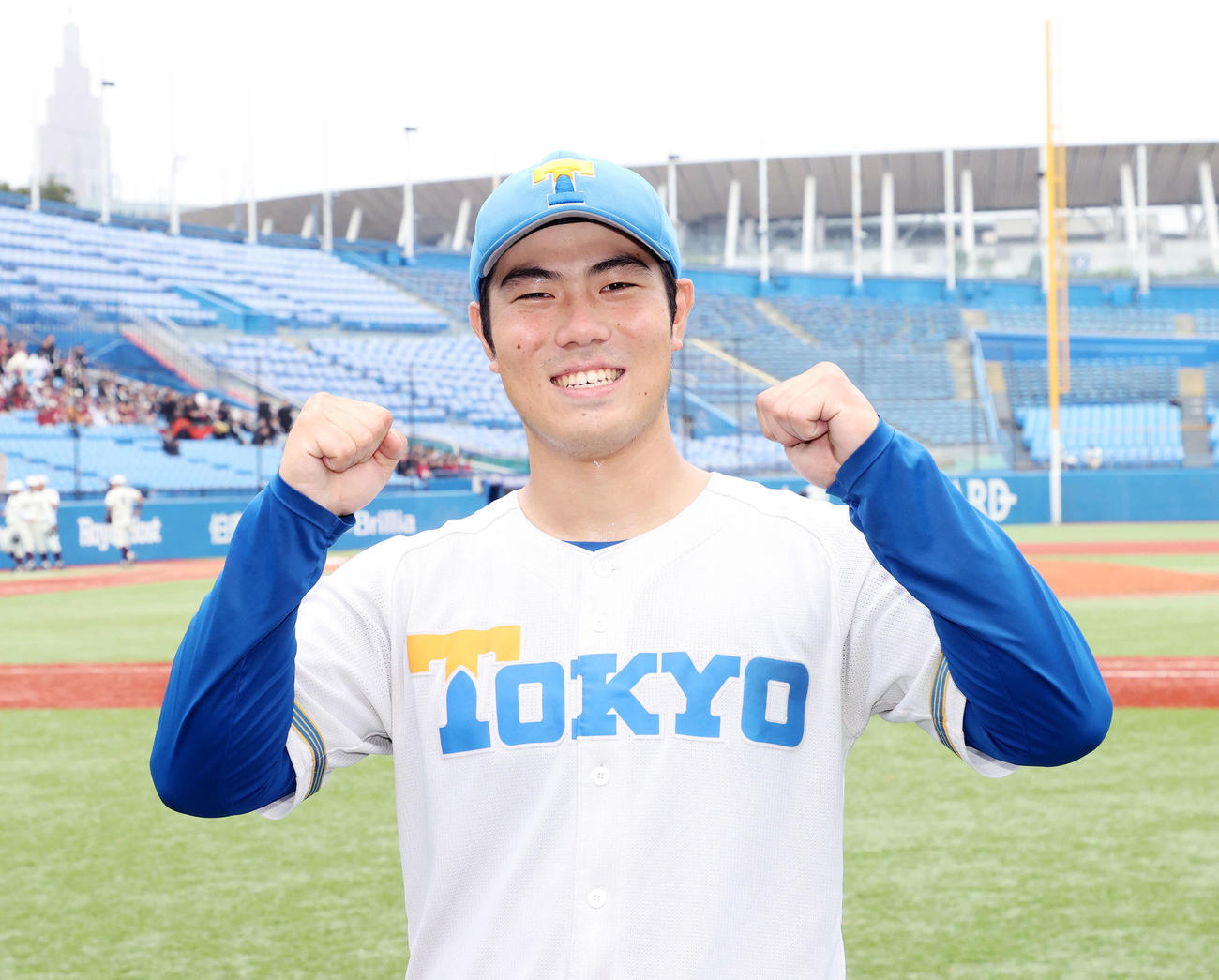 慶大対東大　完投勝利し笑顔でガッツポーズする東大・鈴木太（撮影・鈴木正人）