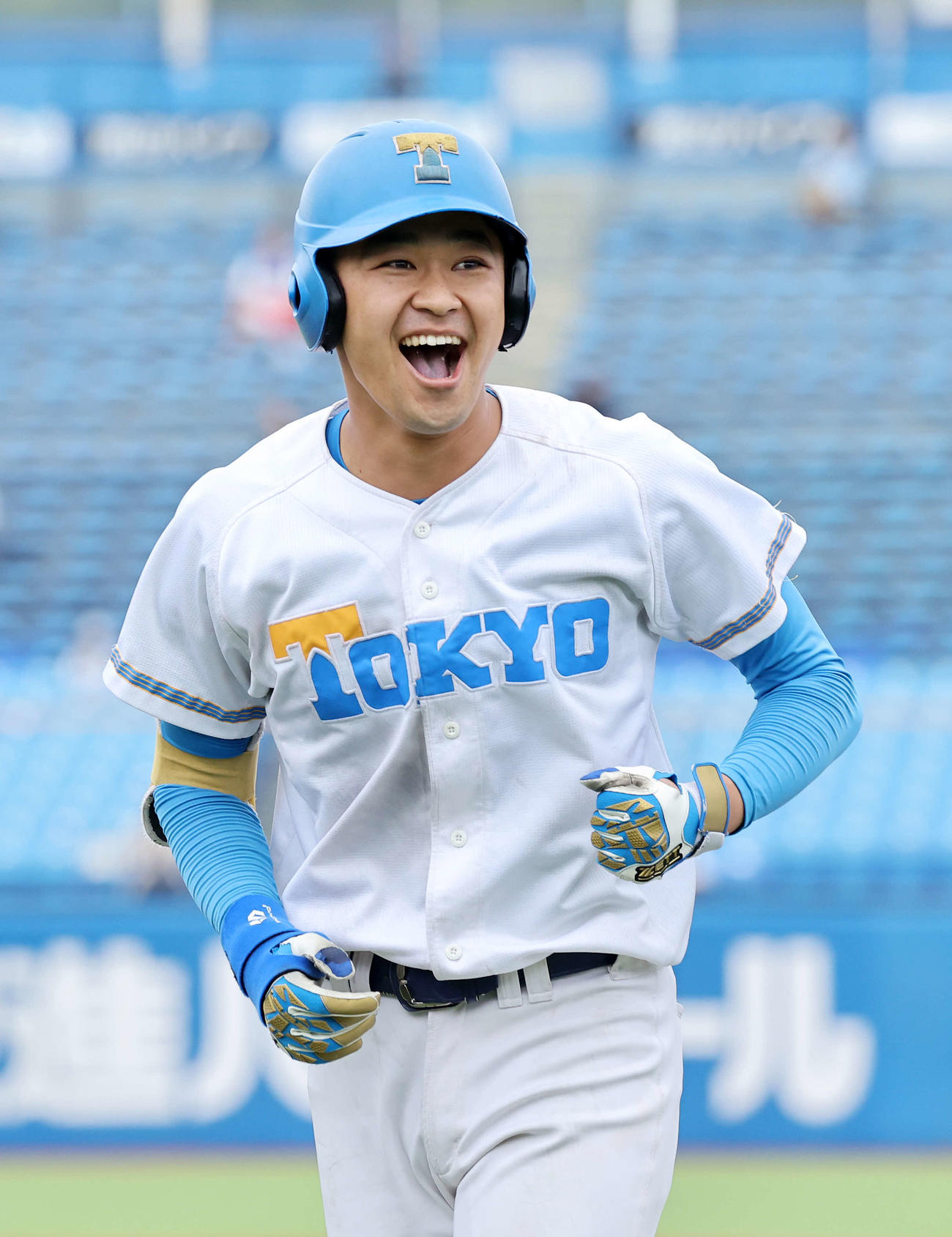 慶大対東大　7回裏東大1死一、三塁、中山太陽は左犠飛を放ち笑顔を見せる（撮影・鈴木正人）