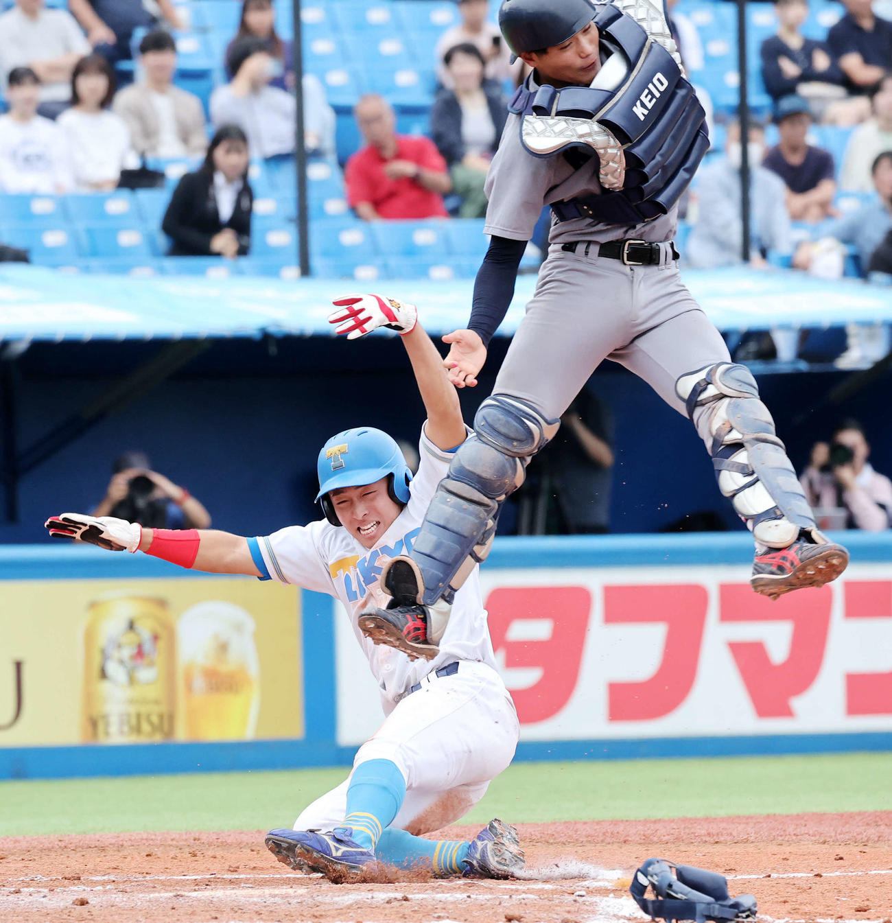 慶大対東大　7回裏東大1死一、三塁、中山の左犠飛で酒井が生還、捕手は渡辺憩（撮影・鈴木正人）
