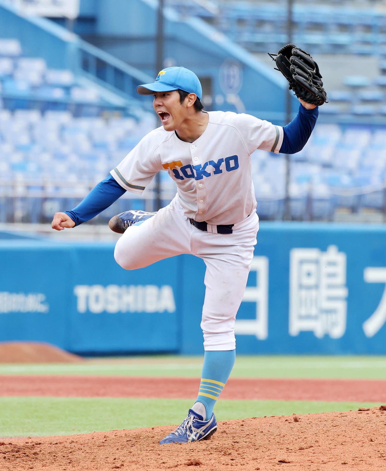 慶大対東大　力投する東大先発の鈴木太（撮影・鈴木正人）