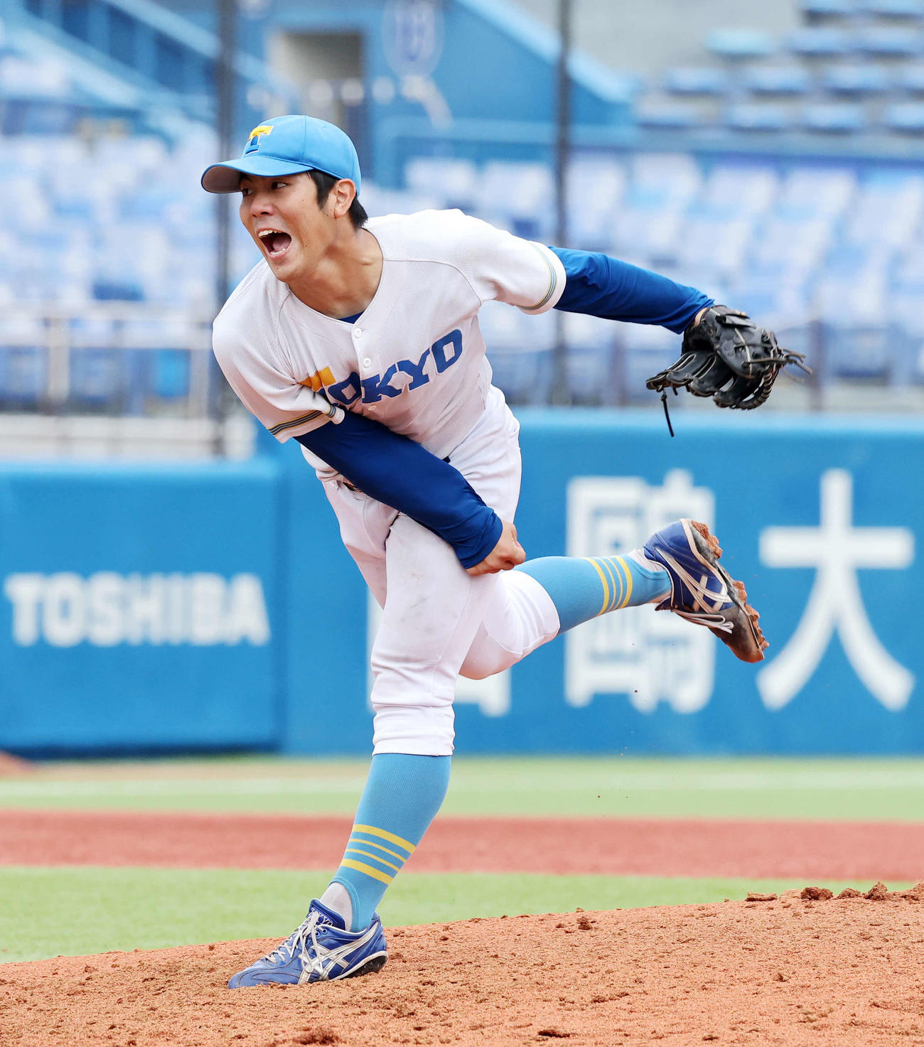 慶大対東大　力投する東大先発の鈴木太（撮影・鈴木正人）