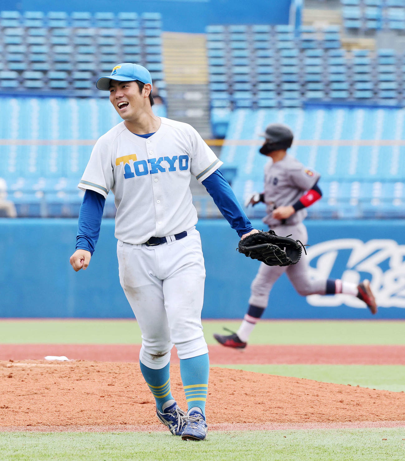 慶大対東大　完投勝利し笑顔を見せる東大・鈴木太（左）、右は慶大・清原（撮影・鈴木正人）