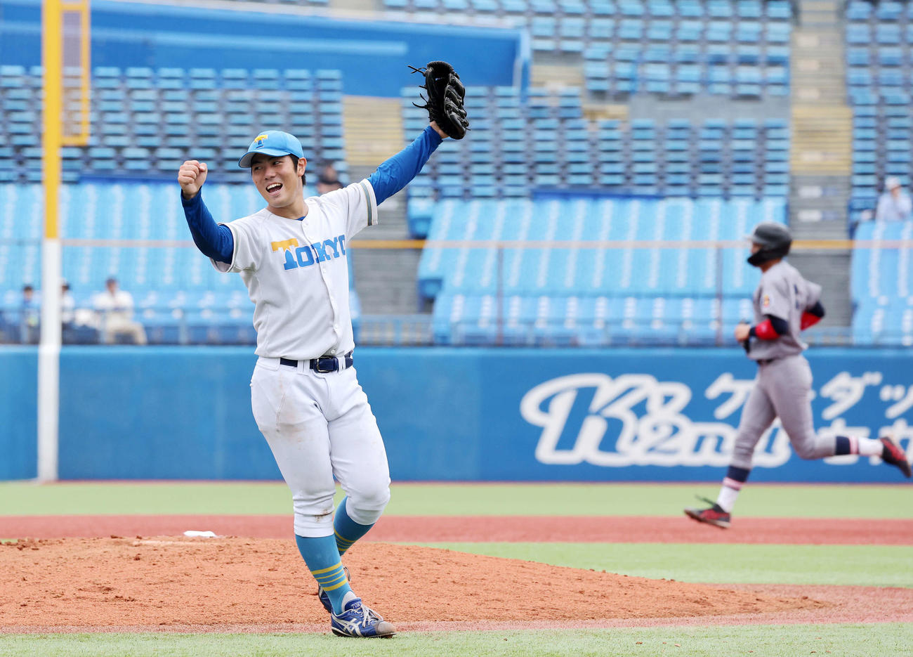 慶大対東大　完投勝利しガッツポーズで笑顔を見せる東大・鈴木太（左）、右は慶大・清原（撮影・鈴木正人）