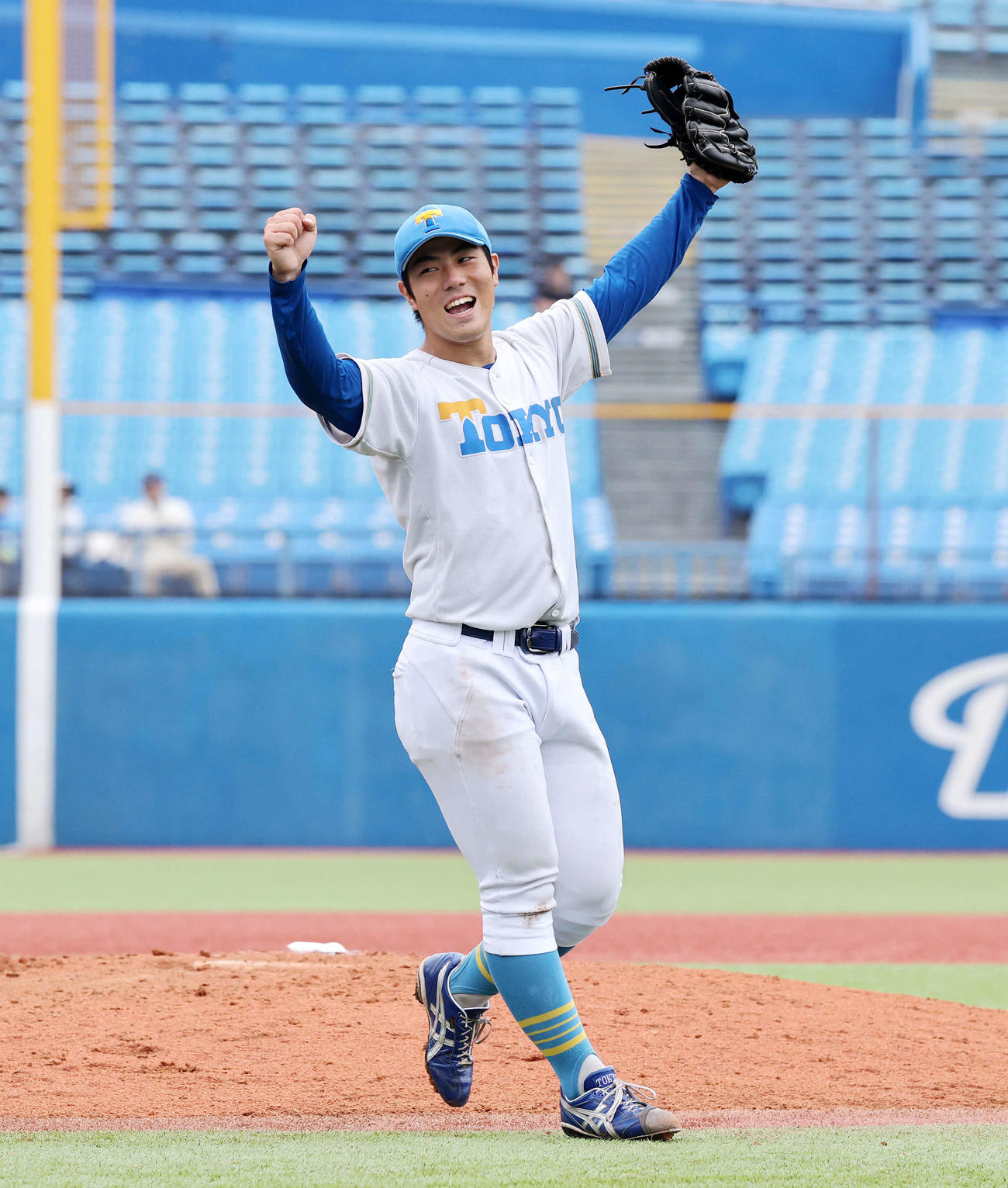 慶大対東大　完投勝利しガッツポーズで笑顔を見せる東大・鈴木太（撮影・鈴木正人）