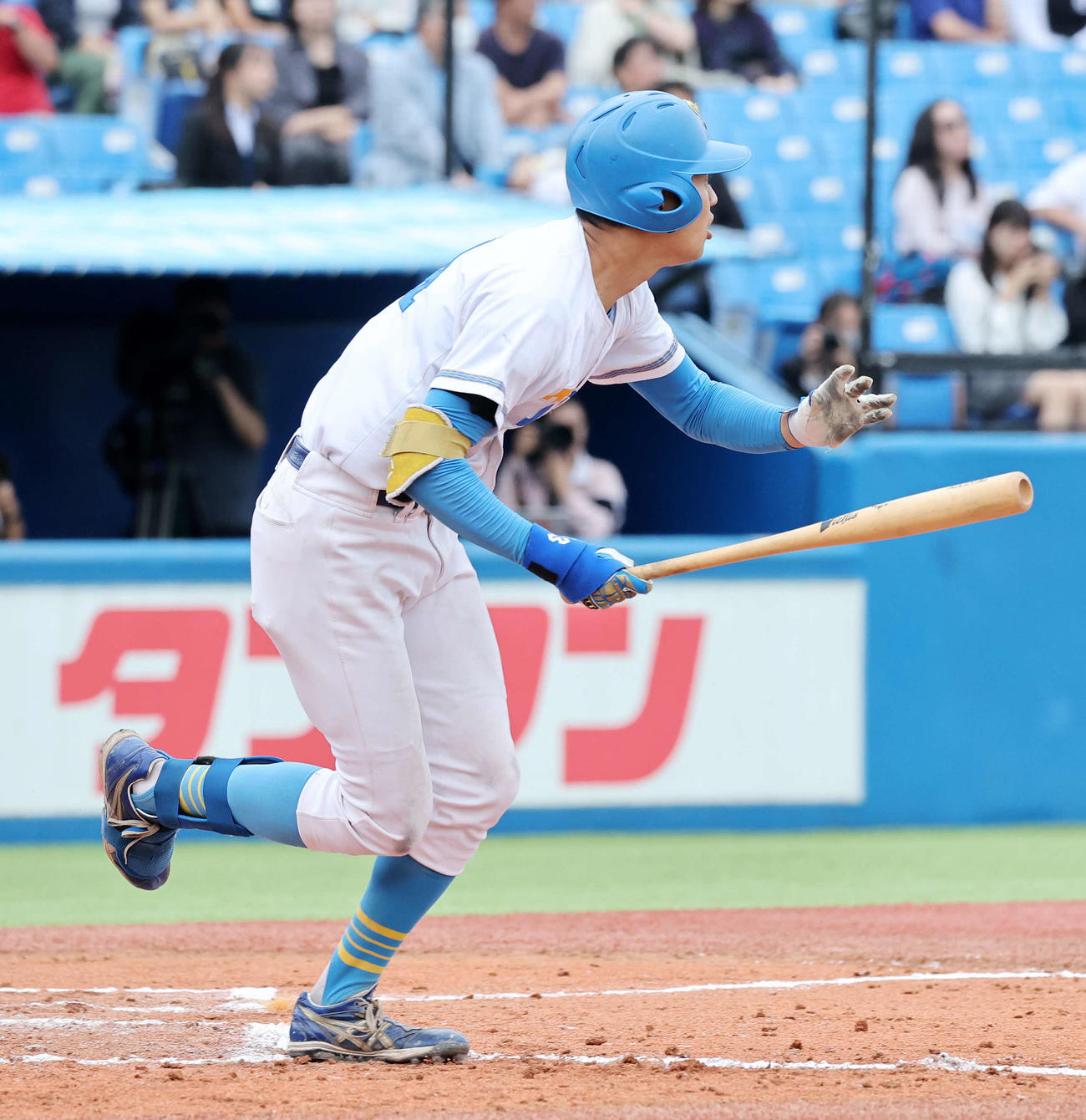 慶大対東大　7回裏東大1死一、三塁、中山太陽は左犠飛を放つ（撮影・鈴木正人）