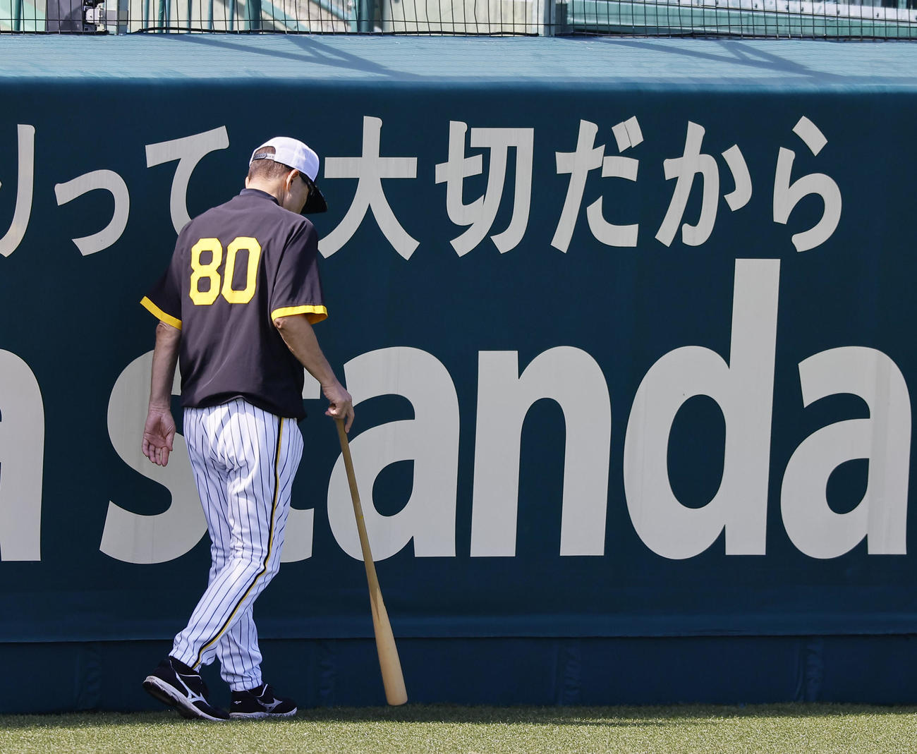 グラウンドを引き揚げる阪神岡田監督（撮影・藤尾明華）