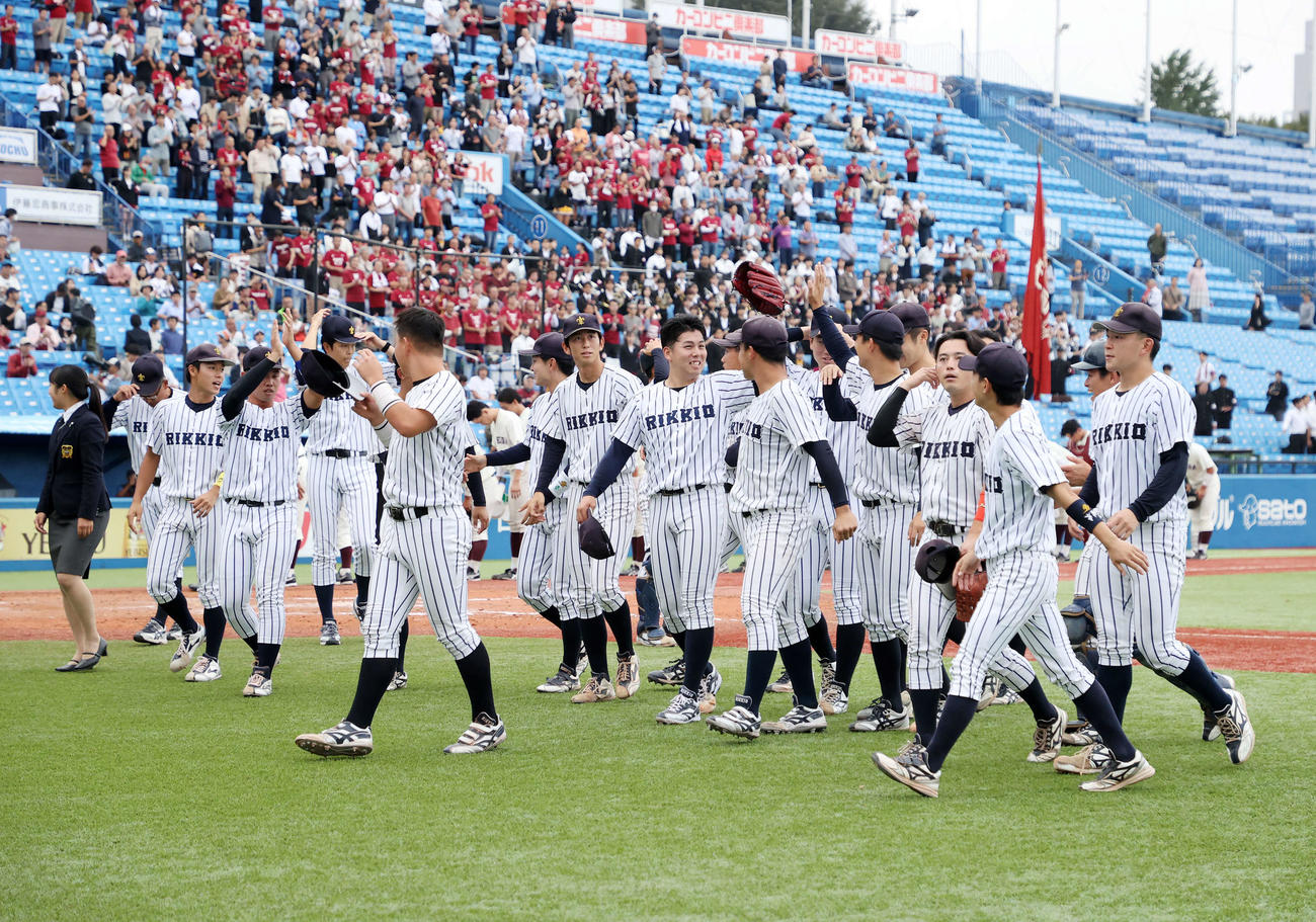早大対立大　勝利し喜ぶ立大の選手たち（撮影・鈴木正人）