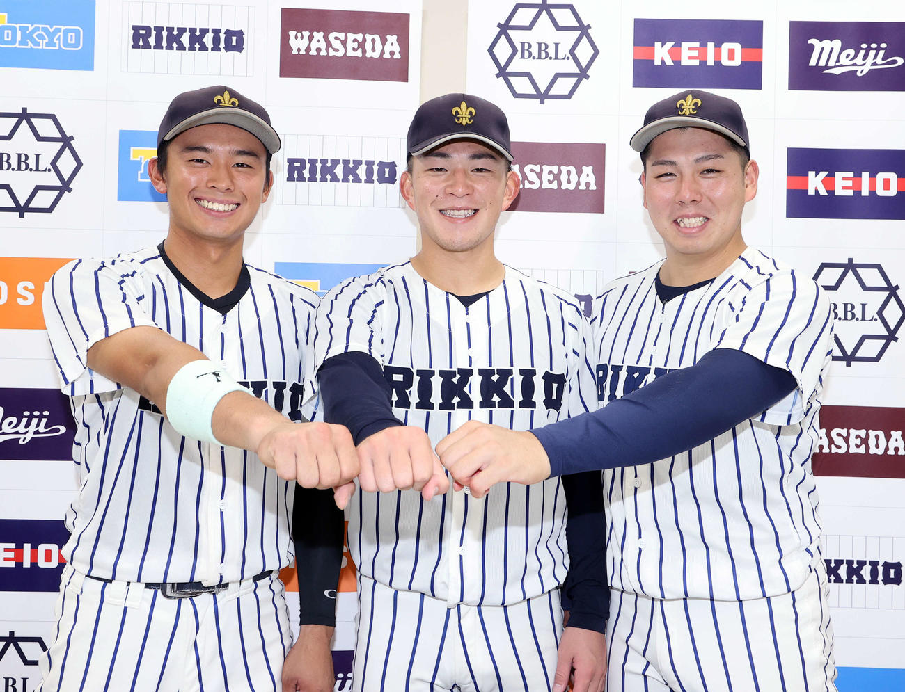早大対立大　勝利し笑顔でポーズを決める、左から立大・鈴木唯、竹中、吉野（撮影・鈴木正人）