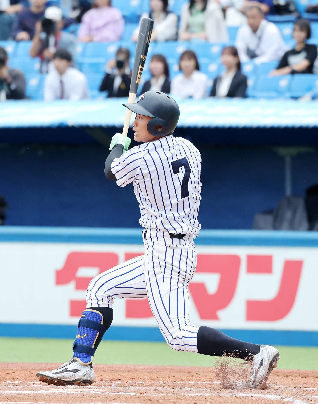早大対立大　6回裏立大1死三塁、鈴木唯は中前適時打を放つ（撮影・鈴木正人）
