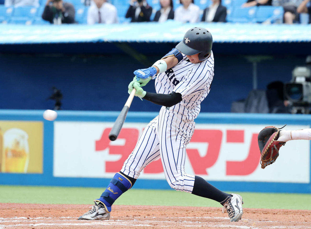 早大対立大　6回裏立大1死三塁、鈴木唯は中前適時打を放つ（撮影・鈴木正人）