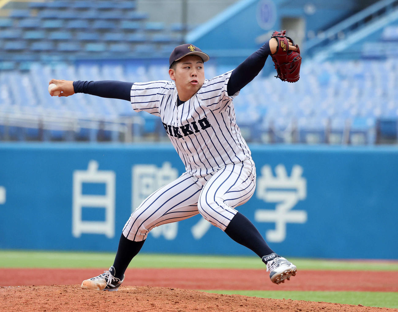 早大対立大　力投する立大3番手の吉野（撮影・鈴木正人）