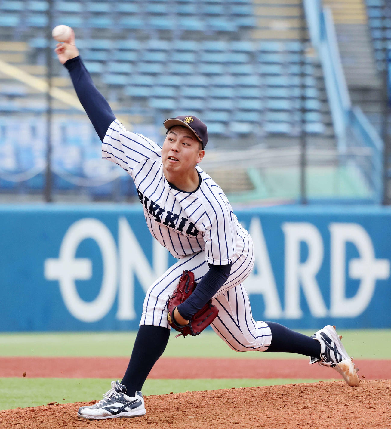 早大対立大　力投する立大3番手の吉野（撮影・鈴木正人）
