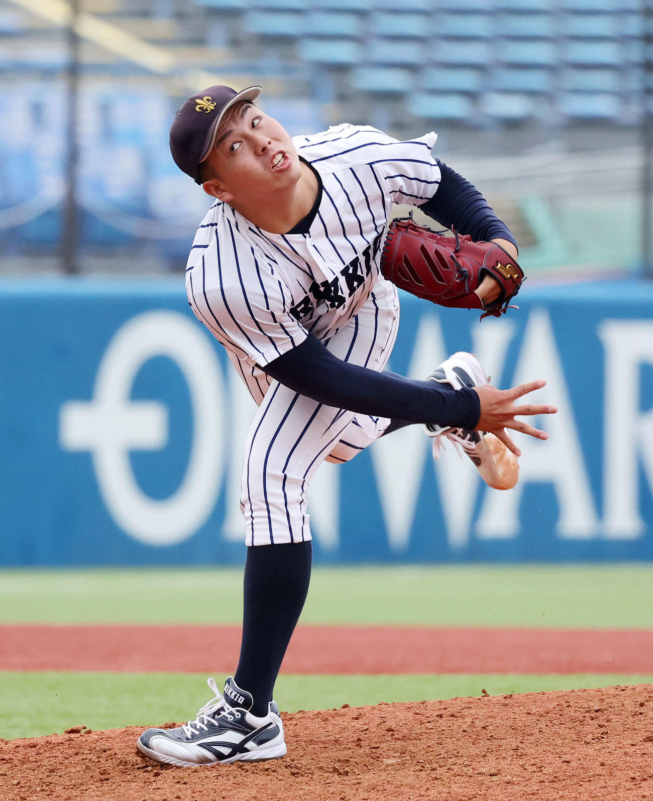 早大対立大　力投する立大3番手の吉野（撮影・鈴木正人）