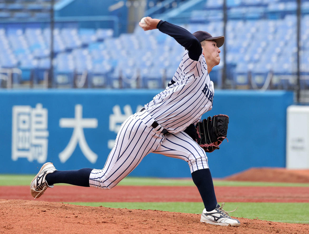 早大対立大　力投する立大2番手の竹中（撮影・鈴木正人）