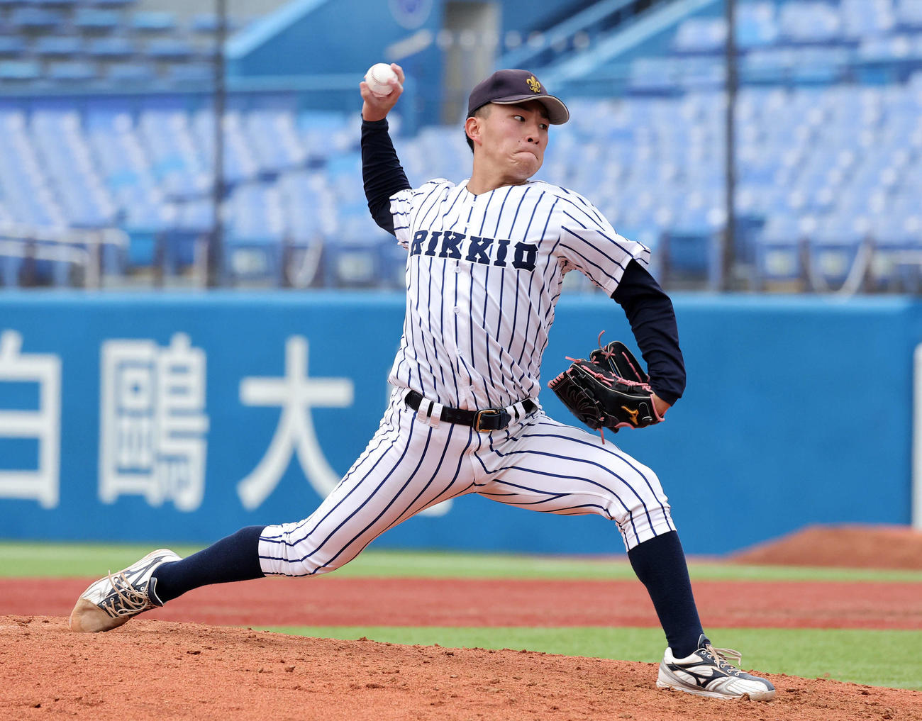早大対立大　力投する立大2番手の竹中（撮影・鈴木正人）