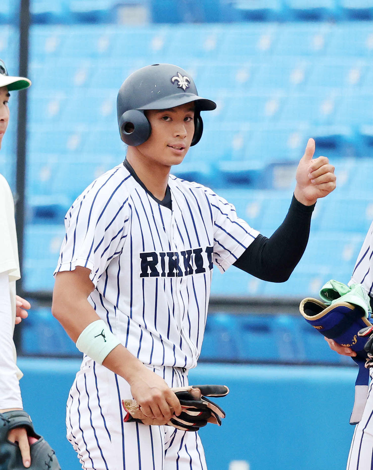 早大対立大　6回裏立大1死三塁、鈴木唯は中前適時打を放ちポーズを決める（撮影・鈴木正人）