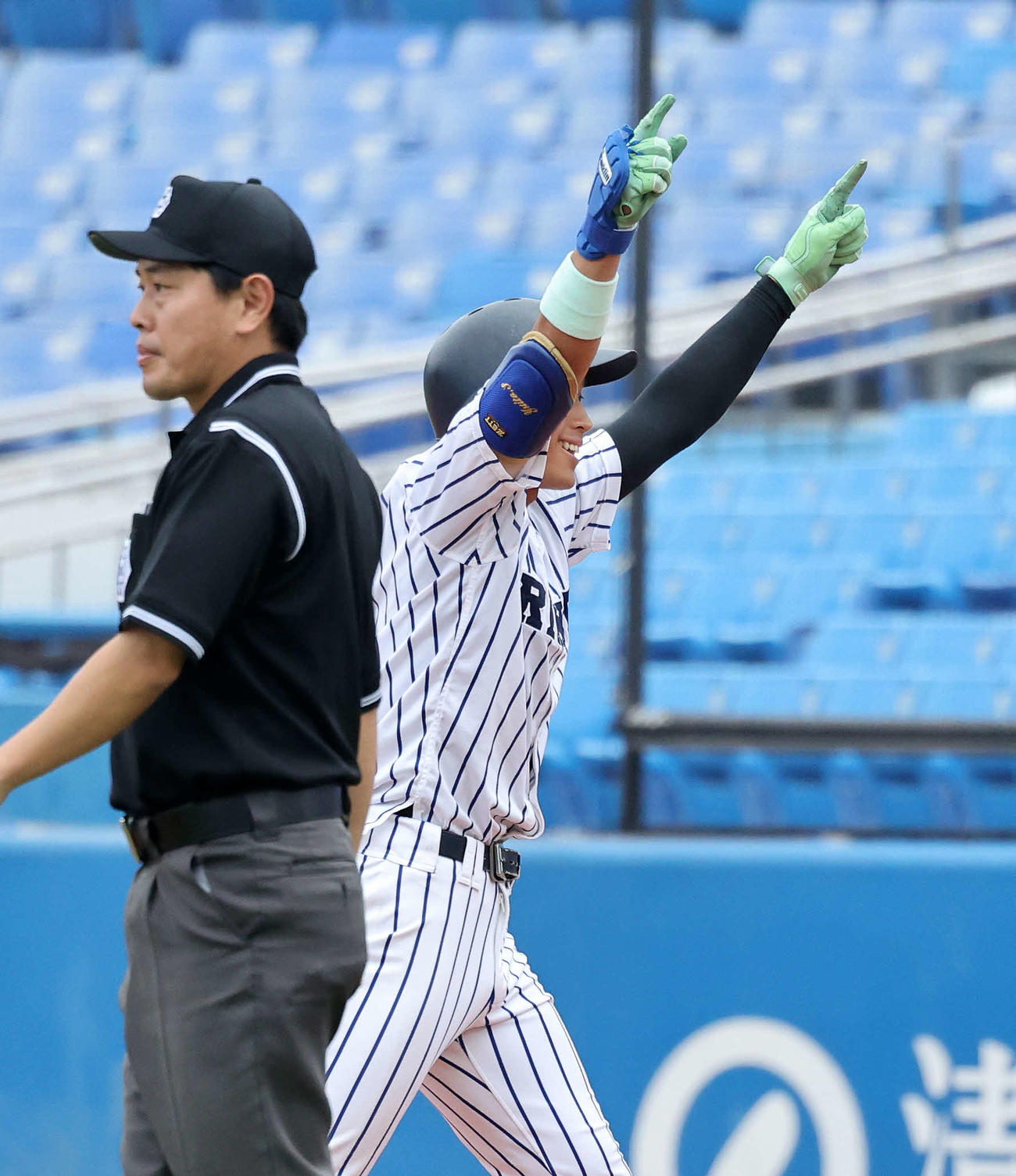 早大対立大　6回裏立大1死三塁、鈴木唯は中前適時打を放ちポーズを決める（撮影・鈴木正人）