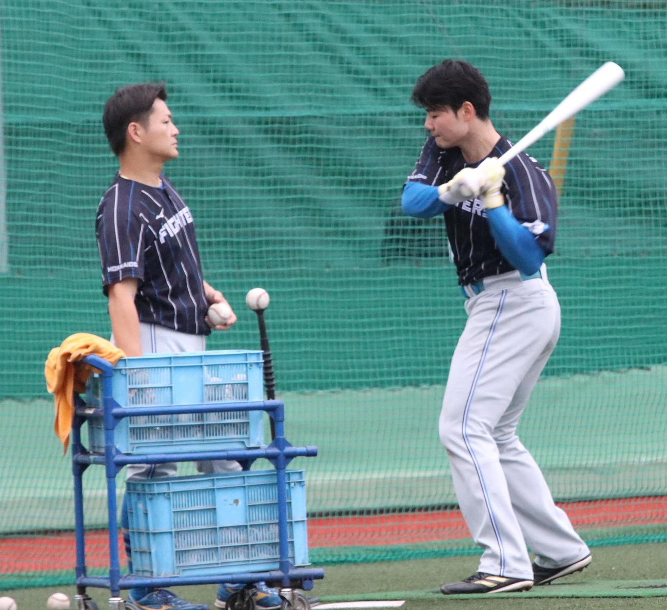 ティー打撃をする日本ハム清宮（右）（撮影・永野高輔）