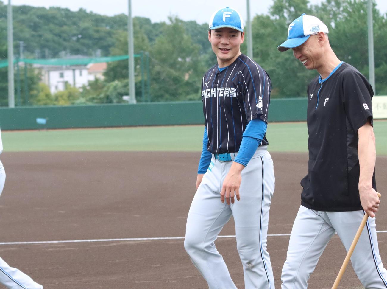 笑顔で森本コーチと話す日本ハム清宮（左）（撮影・永野高輔）