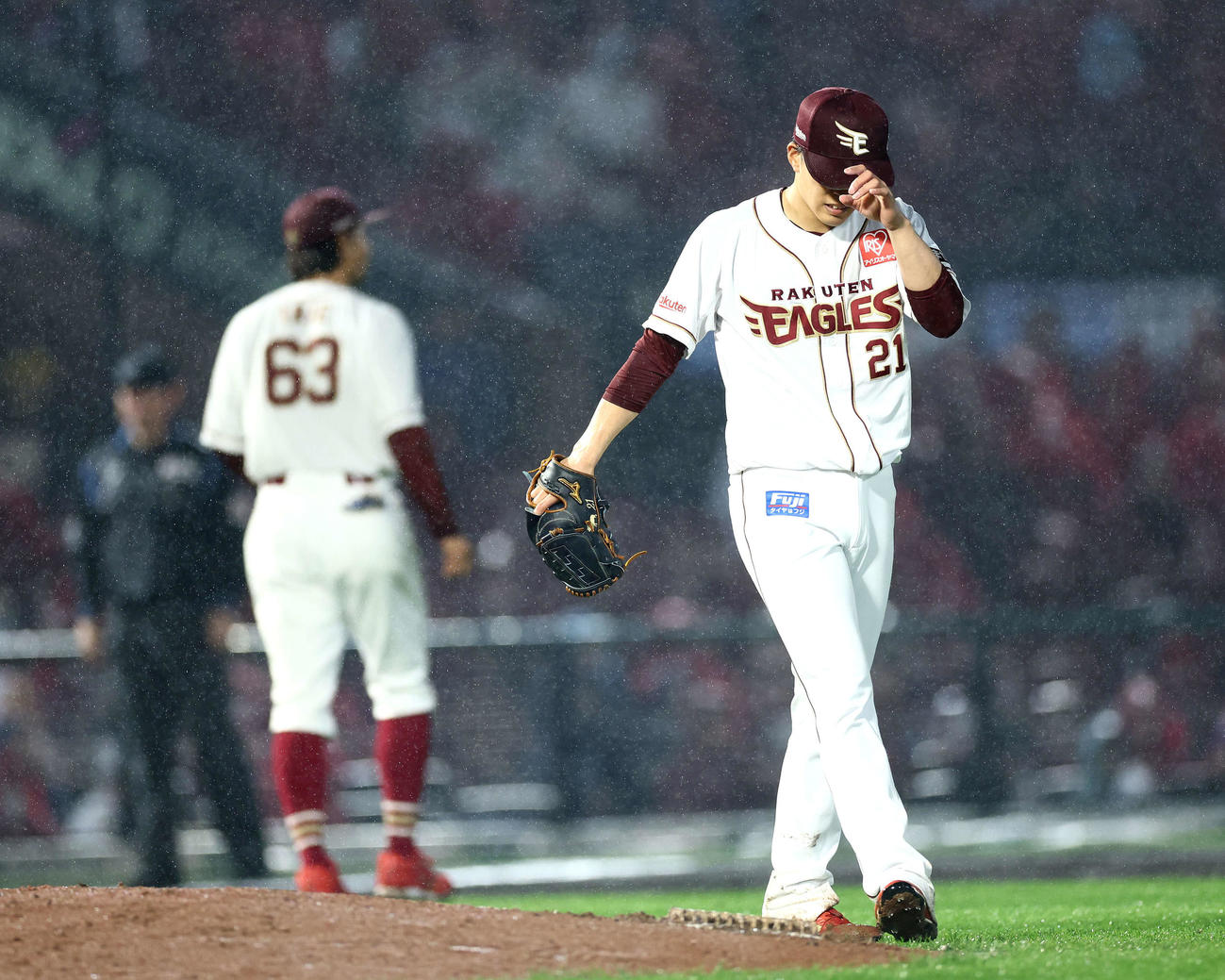 楽天対オリックス　回表オリックス2死一、三塁、宗に適時二塁打を浴びる早川（撮影・河田真司）