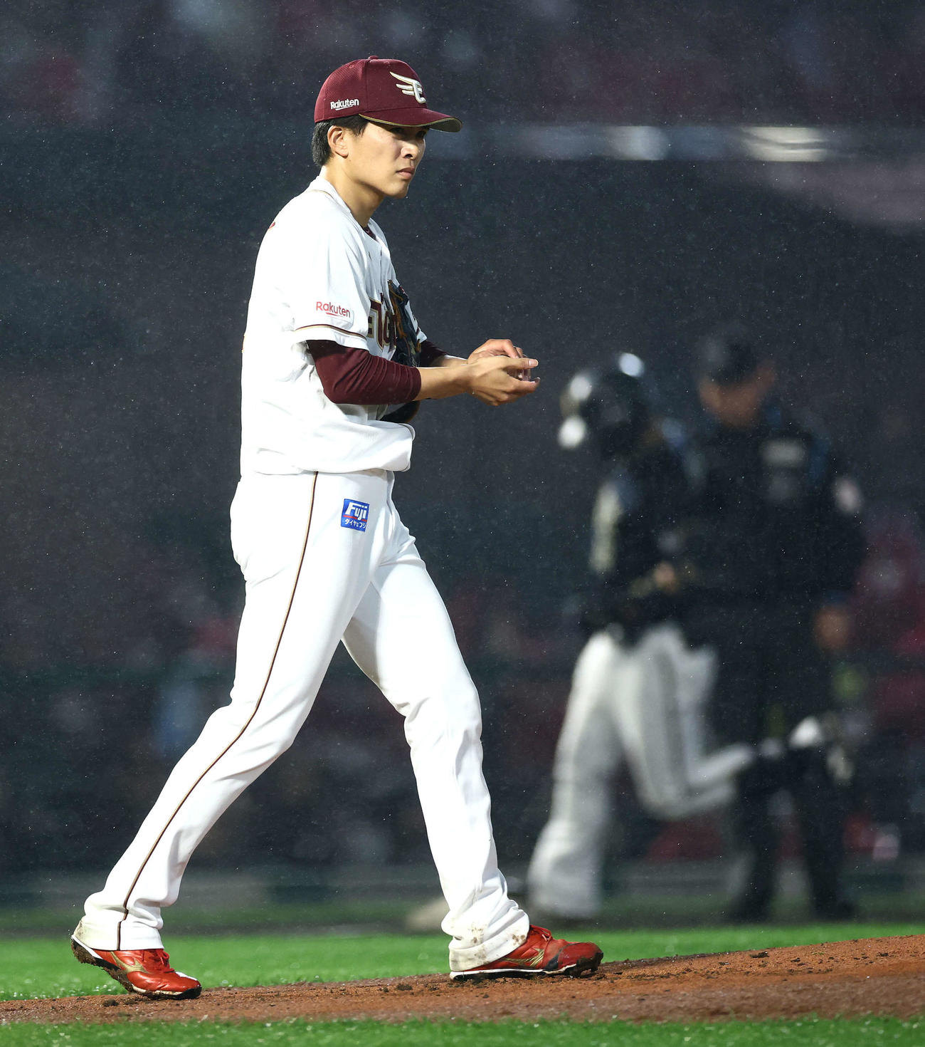楽天対オリックス　2回表オリックス無死満塁、若月に左越え先制満塁本塁打を浴びる早川（撮影・河田真司）