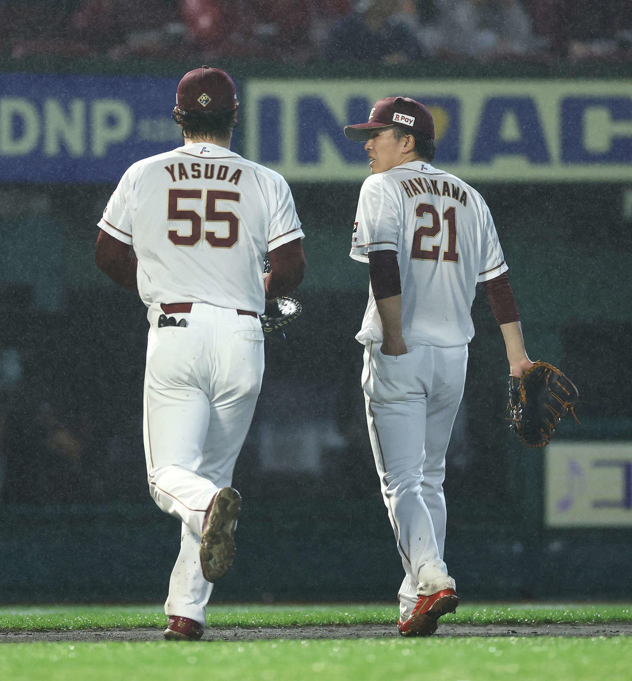 楽天対オリックス　2回表を終え、ベンチに戻る安田（左）と早川（撮影・河田真司）