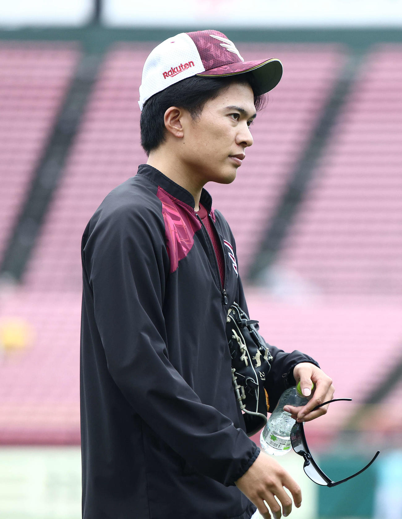 楽天対オリックス　試合前、移動する楽天早川（撮影・河田真司）