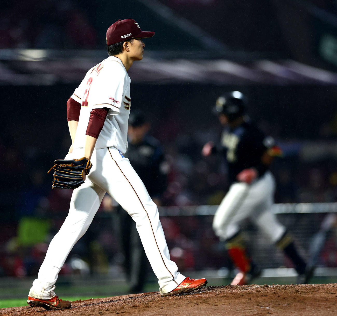 楽天対オリックス　4回表オリックス1死二塁、セディーニョに左越え2点本塁打を浴びる早川（撮影・河田真司）