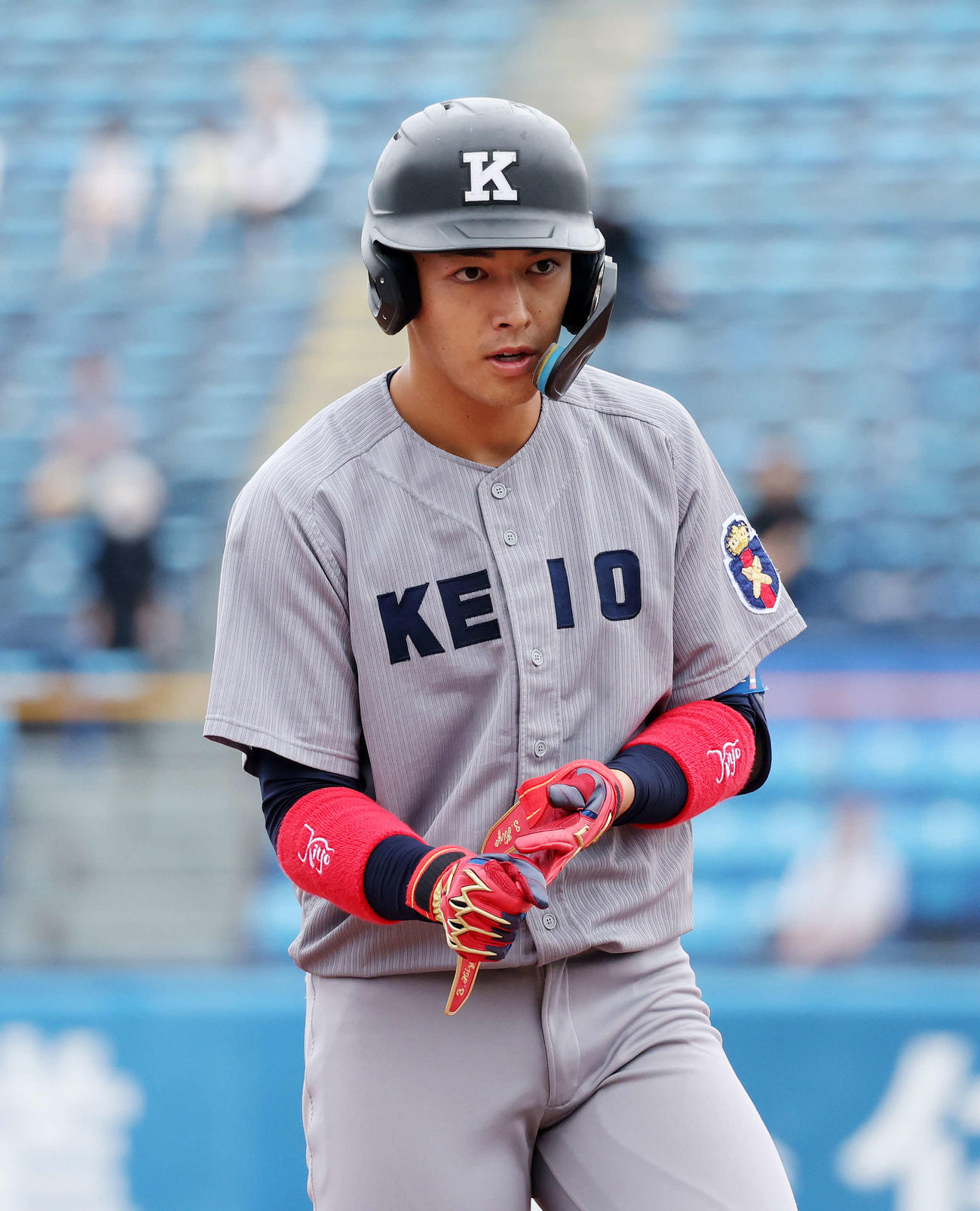 慶大対東大　9回表慶大2死、清原は中前打を放つ（撮影・鈴木正人）