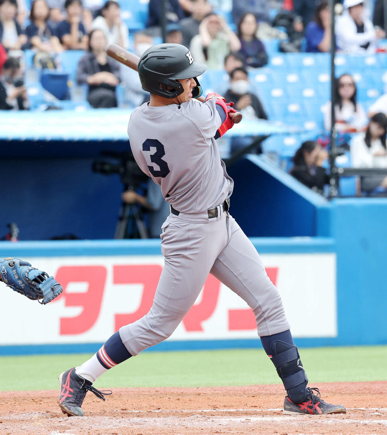 慶大対東大　9回表慶大2死、清原は中前打を放つ（撮影・鈴木正人）