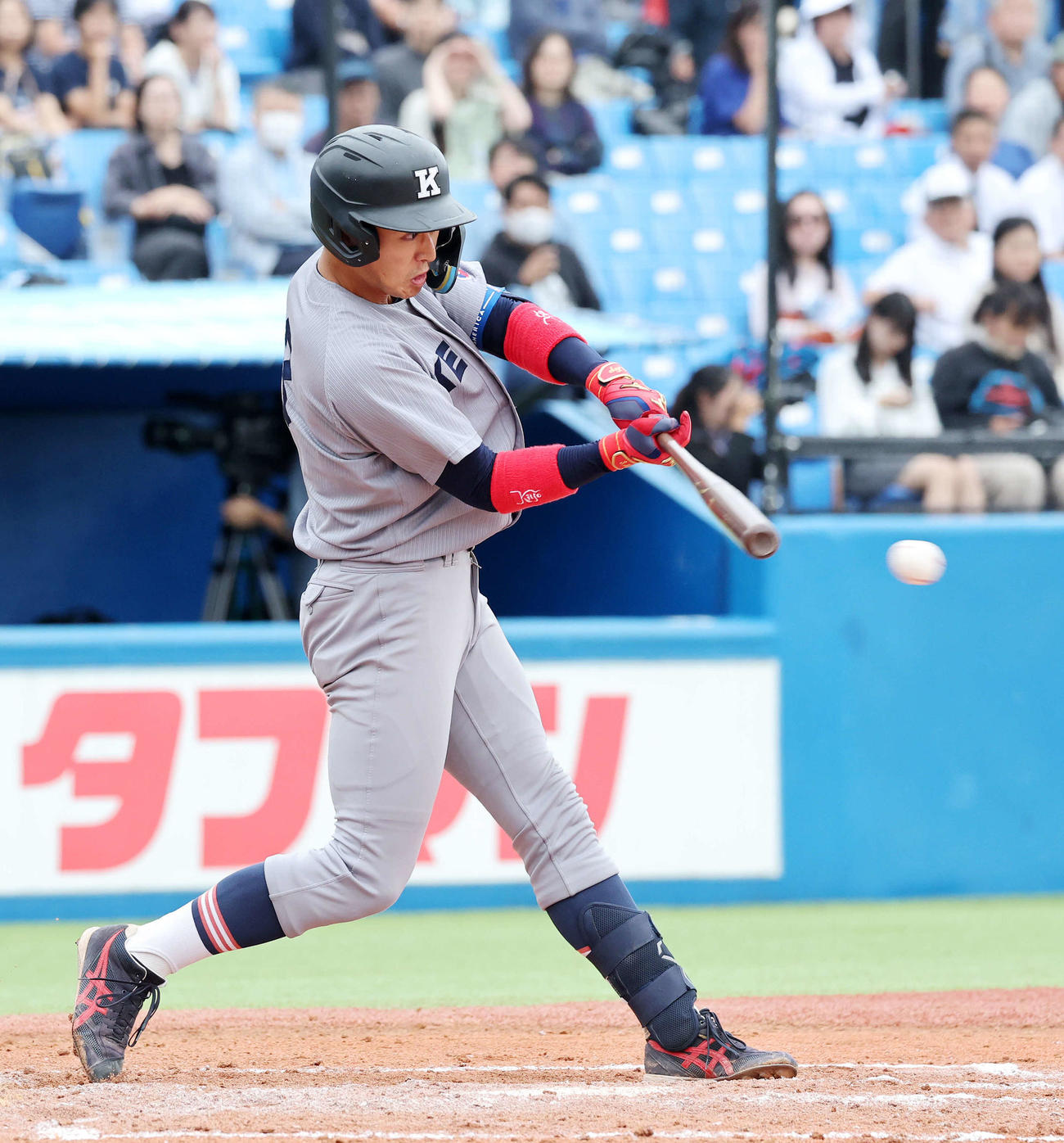慶大対東大　9回表慶大2死、清原は中前打を放つ（撮影・鈴木正人）
