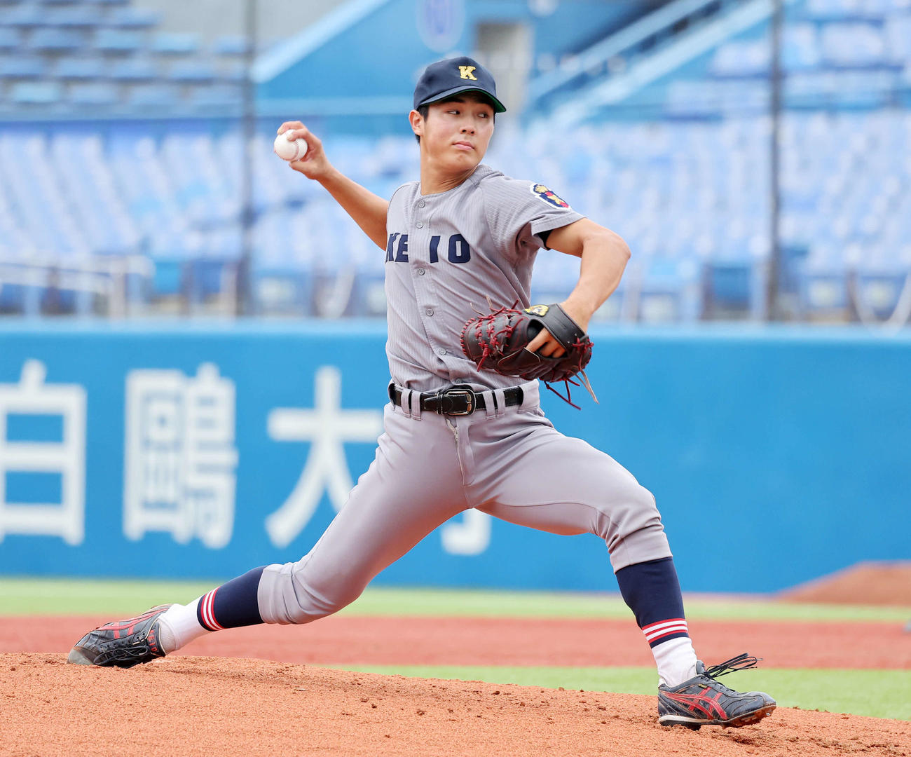 慶大対東大　力投する慶大先発の広池（撮影・鈴木正人）