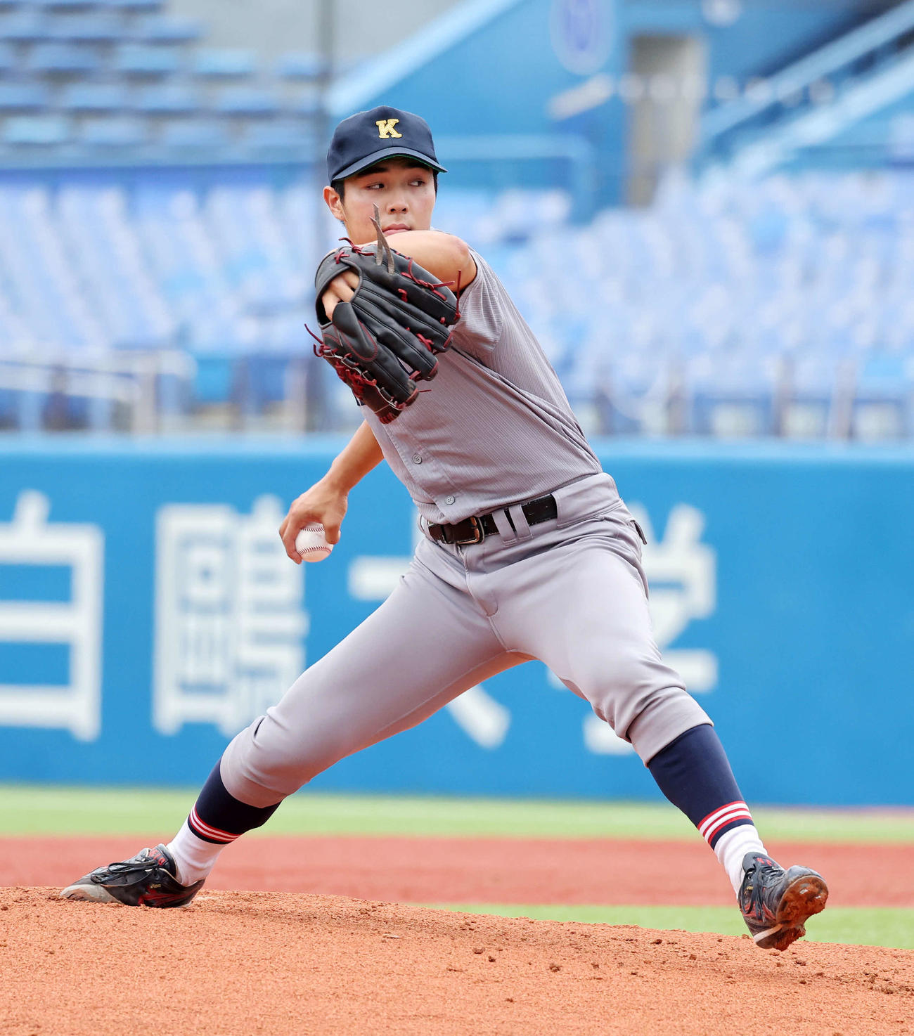 慶大対東大　力投する慶大先発の広池（撮影・鈴木正人）