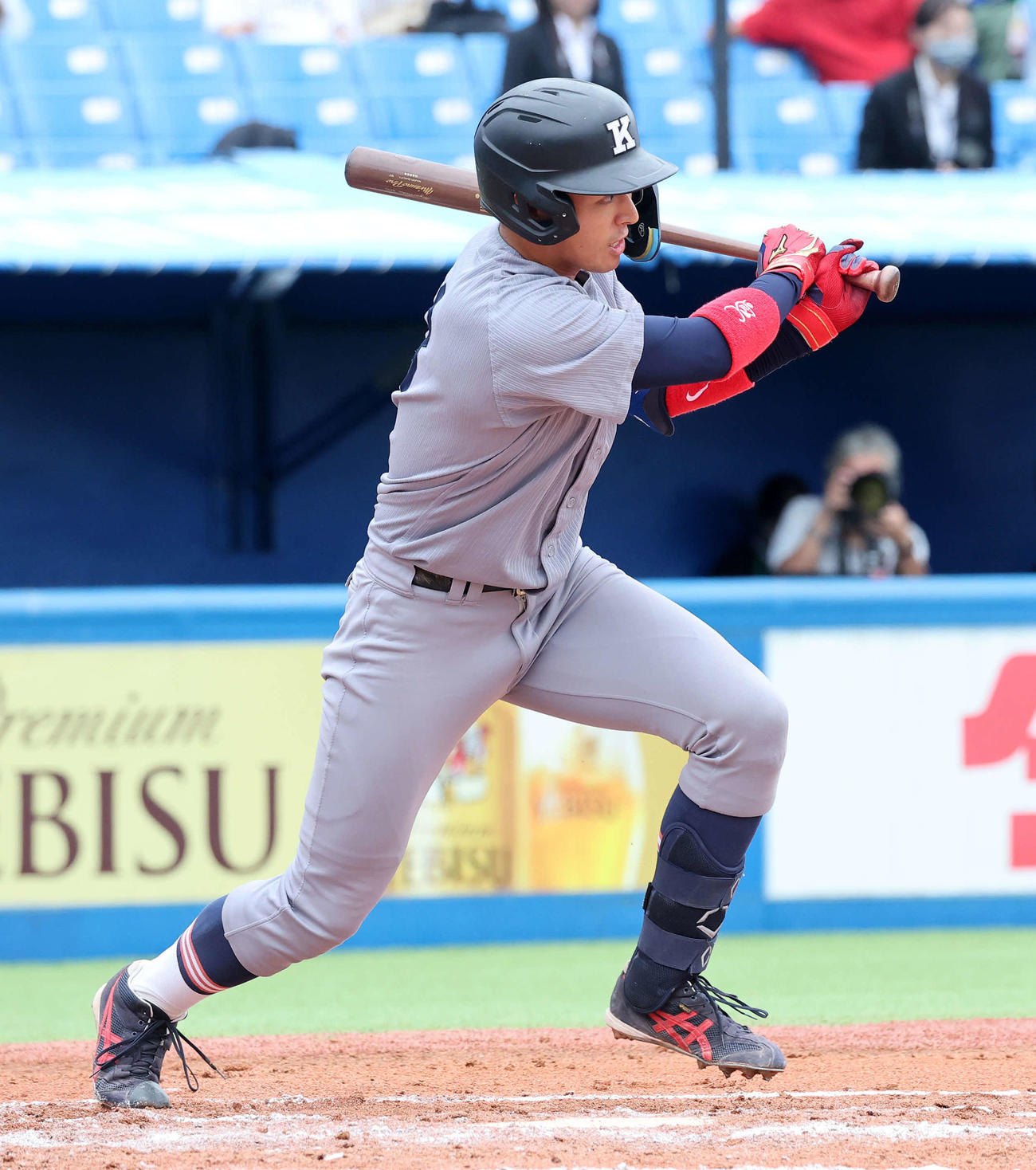 慶大対東大　7回表慶大1死一塁、清原は中前打を放つ（撮影・鈴木正人）
