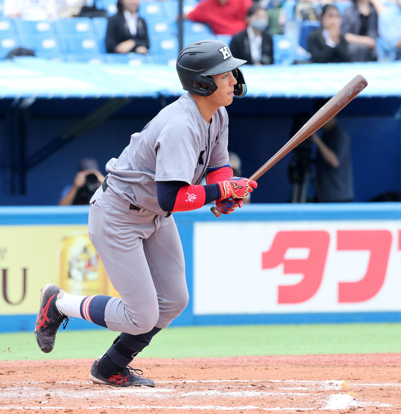 慶大対東大　7回表慶大1死一塁、清原は中前打を放つ（撮影・鈴木正人）