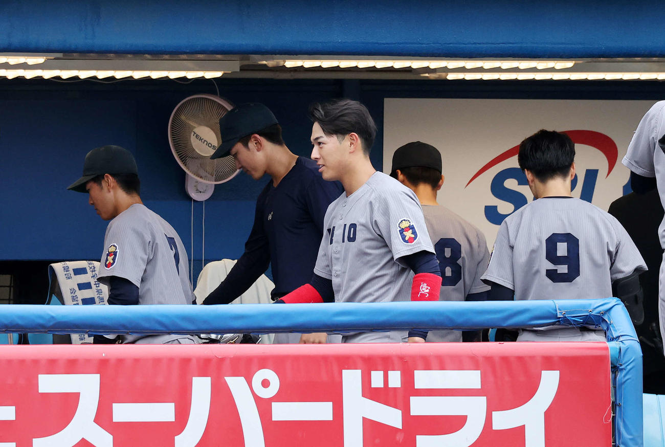 慶大対東大　敗戦し引き揚げる慶大・清原（中央）（撮影・鈴木正人）