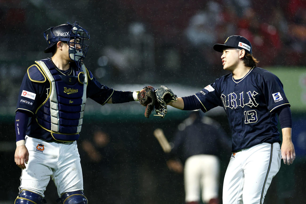 楽天対オリックス　6回裏を抑え、グラブタッチを交わす若月（左）と宮城（撮影・河田真司）